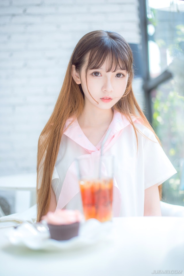 “那些辎重，就赏给这些人吧。”庞德看了一眼已经开始有些混乱的西域战士，皱了皱眉道，作为吕布帐下的精锐部队，对于刘备留下来的那些东西，可是不怎么看得上眼的，但那些兵器对于西域将士而言，还是很有吸引力的。